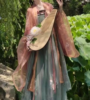 西安一字肩汉服妆造怎么选?这样露锁骨更出片 西安一字肩汉服妆造怎么选?这样露锁骨更出片
