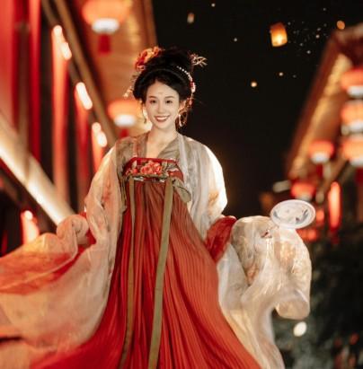 西安一字肩汉服妆造怎么选?这样露锁骨更出片 西安一字肩汉服妆造怎么选?这样露锁骨更出片